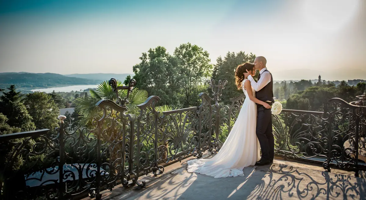 Una pareja en una terraza ajardinada del norte de Italia al atardecer